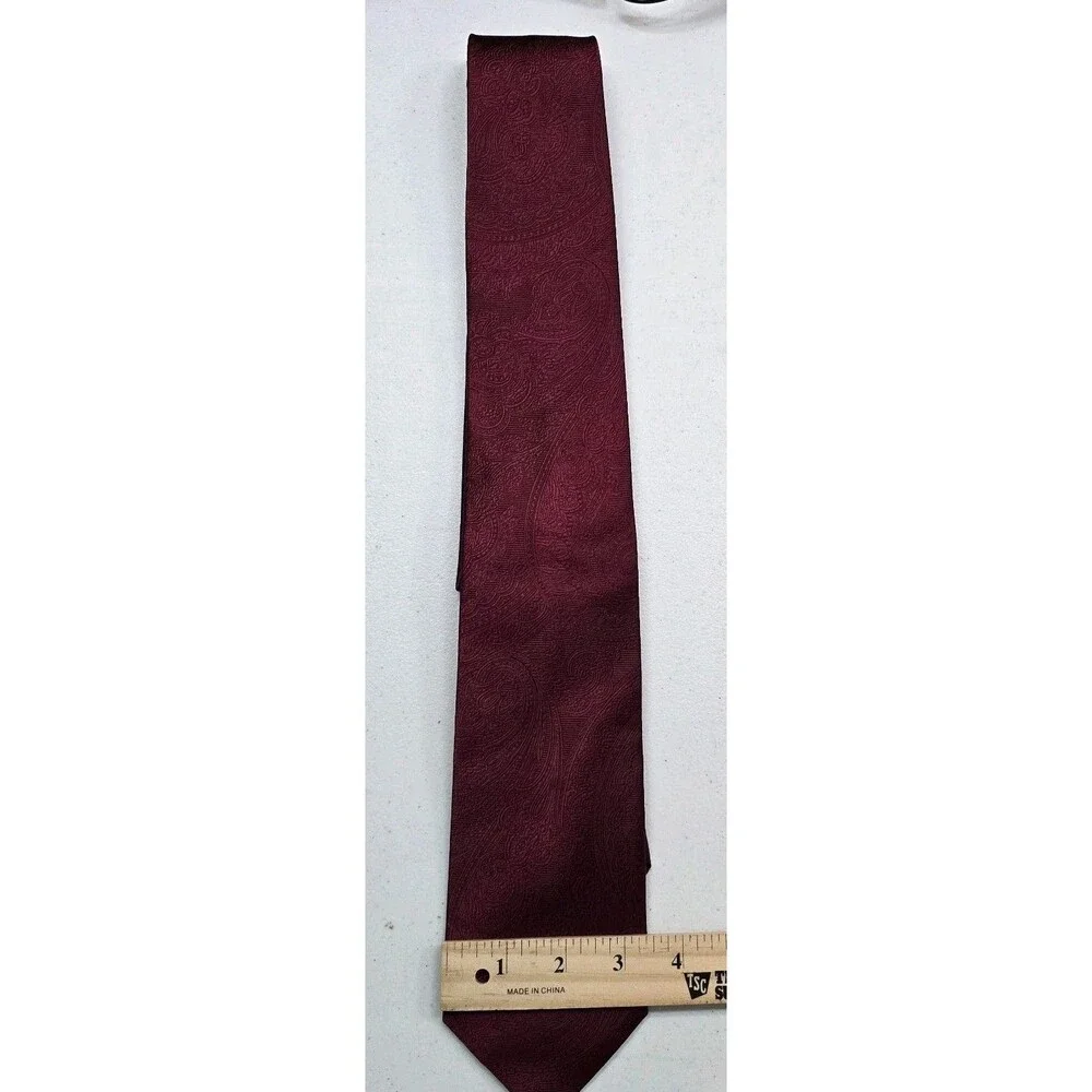 Jos A Bank Signature Collection Mens Neck Tie Burgundy Paisley Pattern 100% Silk